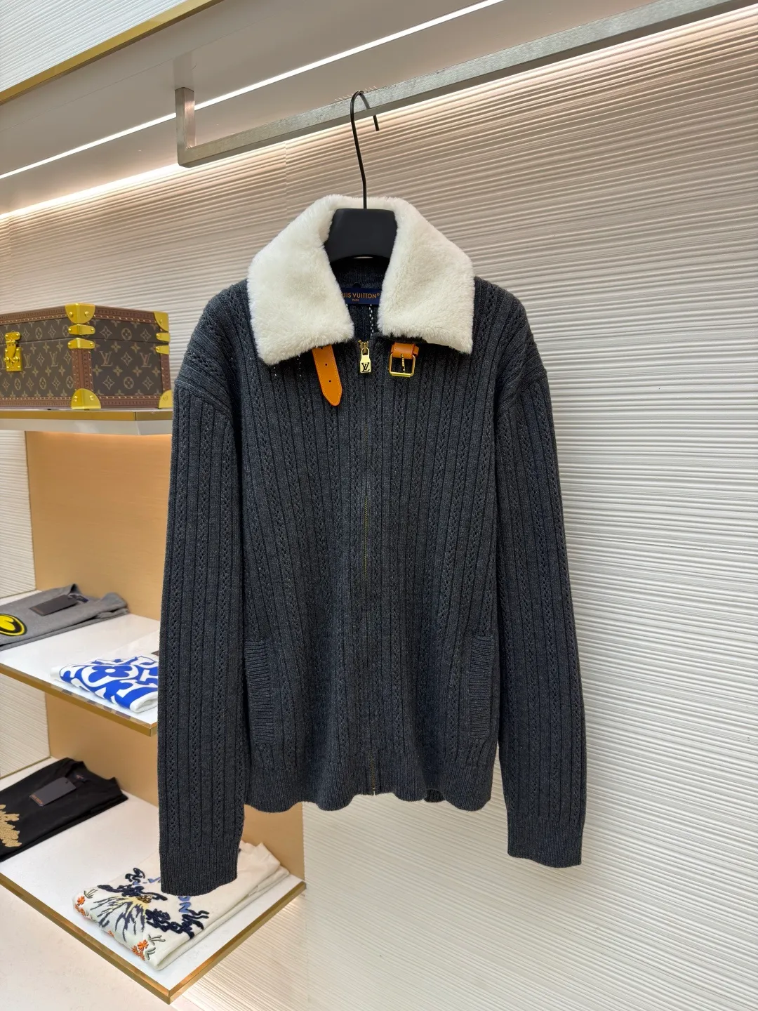 LOUIS VUITTON Cashmere Wool Zipper Tunic Jacket ●Original version: purchased and developed by 46989 ●Item number: 1682189-C05 ●Fabric: wool blended fabric ●Technology: knitted ●Color: black ●Version: fitted version ●Weight: about 855 grams ●Size: S-M-L-XL ●Description: This LOUIS VUITTON FW25 cashmere wool zippered belted jacket. The fabric is made of rare cashmere and merino wool blended. It has been combed to remove impurities. It is knitted with 16-needle fine gauge to create a three-dimensional vertical pit stripe texture. The pit stripes are accurately positioned by a computer jacquard machine, with even spacing and a strong three-dimensional effect. The collar is made of high-quality mink fur, which is trimmed and shaped by hand. The fur is fluffy and smooth. It is decorated with metal buckles and leather patches. The leather patches are vegetable tanned, with a delicate texture and wear resistance. The placket has a custom-made metal zipper with electroplated and polished teeth. The zipper and body are fixed by hand caulking, and the stitching is hidden and firm. The waist girdle structure uses built-in elastic webbing, combined with ergonomic three-dimensional tailoring. The cuffs and hem are designed with ribbed edges and are pre-shrunk at high temperatures to prevent them from loosening. The overall sewing has gone through multiple quality control processes. From fabric weaving to detail assembly, the brand's strict craftsmanship standards are followed, showing the quality of luxury craftsmanship. The overall wiring is straight and delicate, the fabric is comfortable and soft, and the color is consistent without color difference. It can be matched with the same style to create a fashionable look and control various occasions. Customized accessories, complete with three standards, same style for men and women!